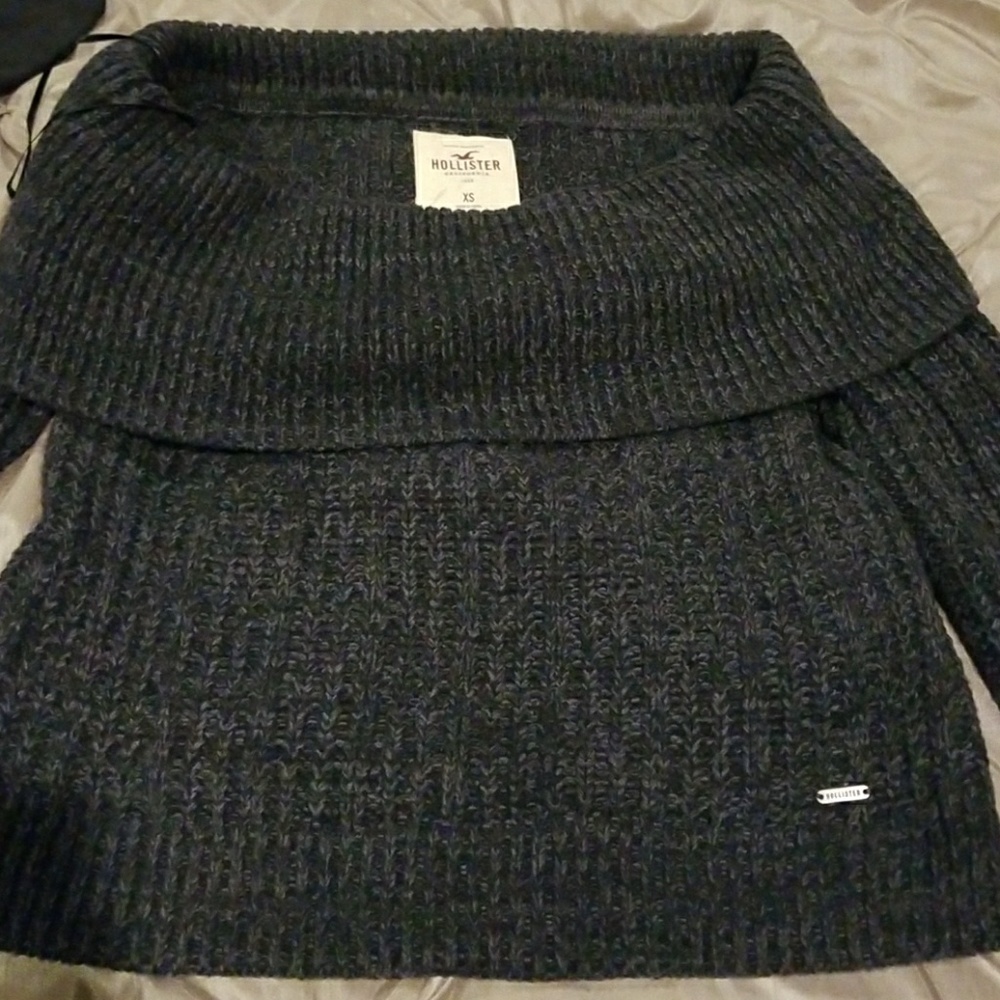 Grey short neck sweater